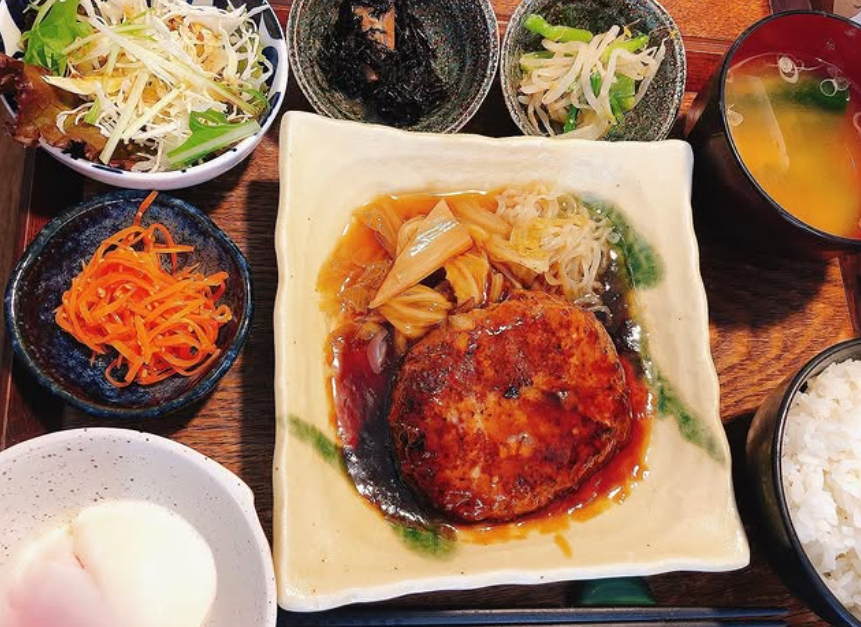 すき焼き風ハンバーグ定食 - 和風ダイニング信の大口ランチ
