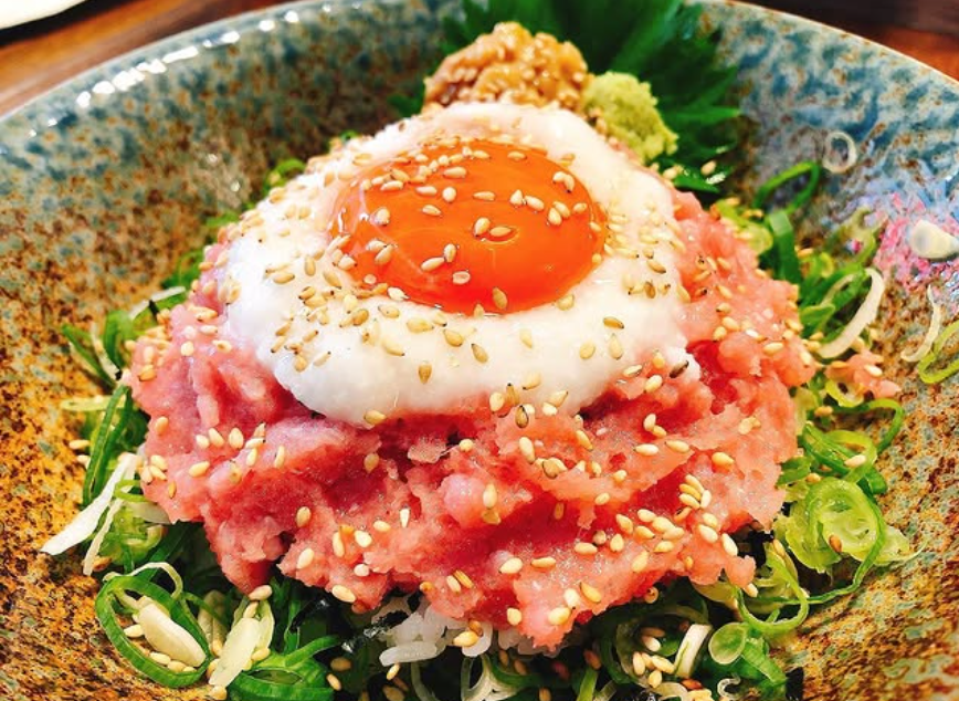 和風ダイニング信の大口ランチで人気のマグロ山かけ月見丼